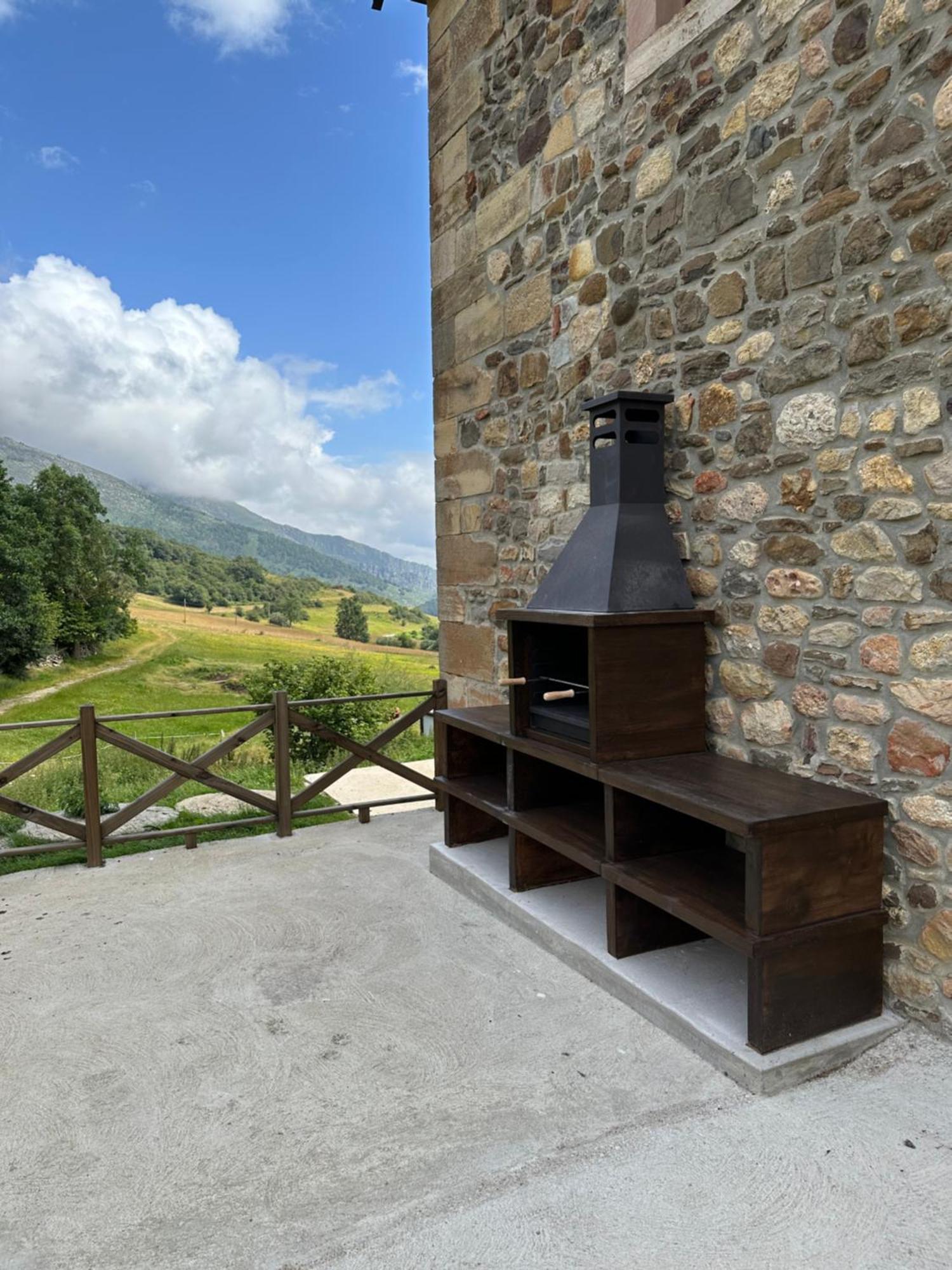 Gasthaus La Casona De Lombrana, En Polaciones Exterior foto